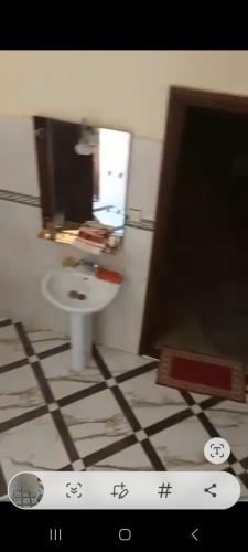 bagno con lavandino, specchio e bancone di NB HÉBERGEMENT maison 