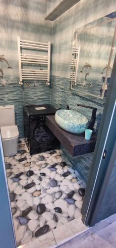 ein Bad mit einem Waschbecken und einem WC in der Unterkunft New Star in Tbilisi City
