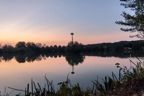 a view of a lake with a cross in the middle at Sous le château in Montaut-de-Crieux