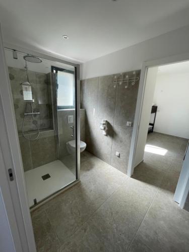 La salle de bains est pourvue d'une douche et de toilettes. dans l'établissement Villa de standing, à Calvi