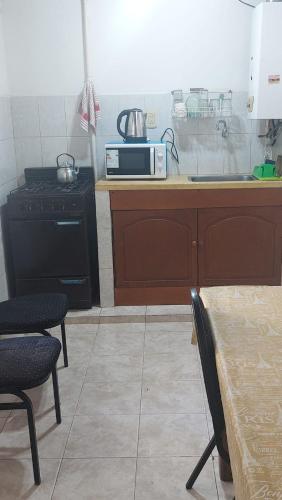 Il comprend une cuisine équipée d'une cuisinière et d'un four micro-ondes. dans l'établissement Alojamiento La Emilia Dpt, à Gualeguaychú