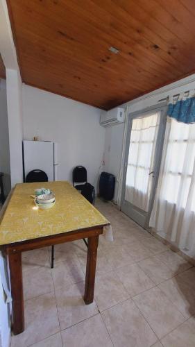- une salle à manger avec une table et deux fenêtres dans l'établissement Alojamiento La Emilia Dpt, à Gualeguaychú