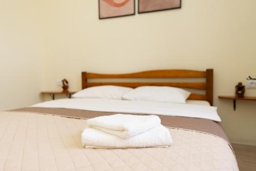 - une chambre avec un lit et 2 serviettes dans l'établissement Lviv Residence І Львівська резиденція, à Lviv