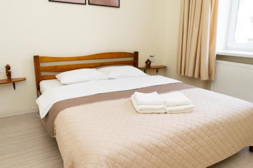 - une chambre avec un lit et 2 serviettes dans l'établissement Lviv Residence І Львівська резиденція, à Lviv