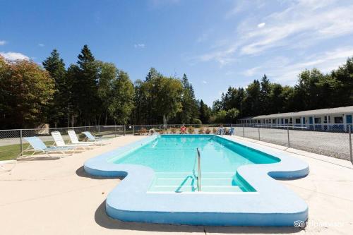 Πισίνα στο ή κοντά στο 3 Bedroom Pool PlayArea CampFire Cozy Apt