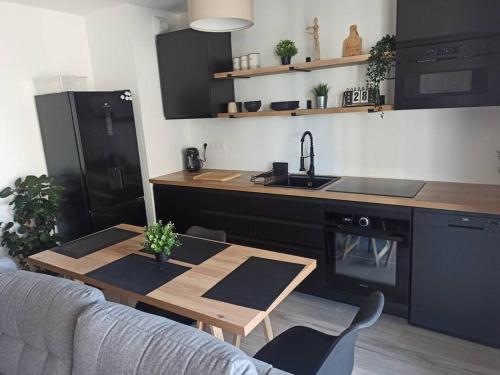 Il comprend une cuisine avec une table et un évier. dans l'établissement Centre ville, Parking, transport en commun au pied de l'immeuble, à Bordeaux