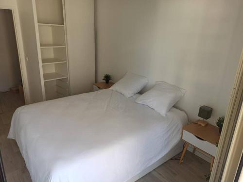 En eller flere senge i et værelse på Centre ville, Parking, transport en commun au pied de l'immeuble