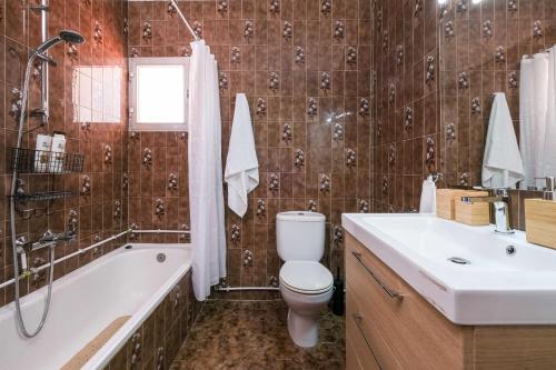 y baño con aseo, bañera y lavamanos. en Andalucian house, few minutes from the beach, en Fuengirola