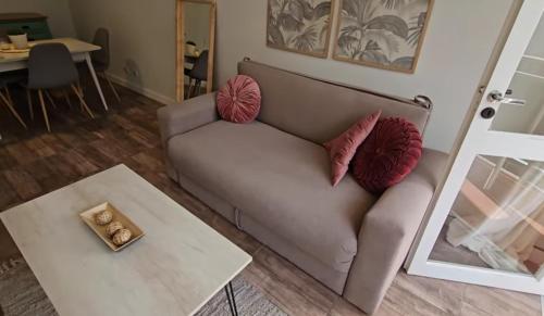 ein Wohnzimmer mit einem Sofa und einem Tisch in der Unterkunft Nueva Buena in Guaymallen