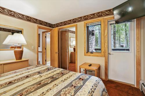 Postel nebo postele na pokoji v ubytování Wonderful One bedroom condo located in Highridge Condominiums J6