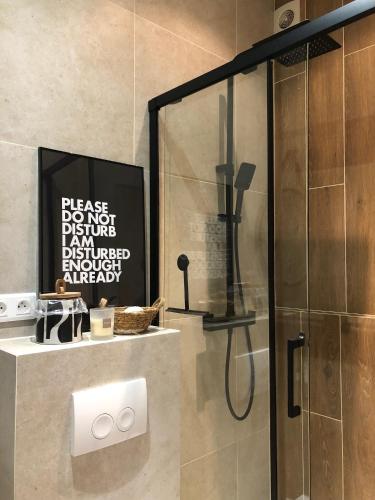 La salle de bains est pourvue d'une douche et d'une photo murale. dans l'établissement Appartement rue de Javel, à Paris