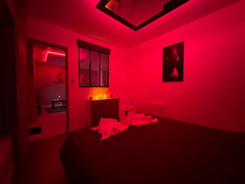 a red room with a sink and a red light at l'Aphrodite in Huttenheim