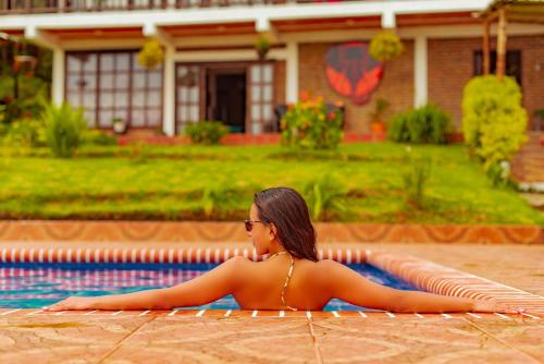 una mujer en bikini tendida en una piscina en Casa Africa en Calima