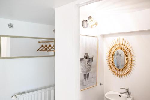 ein Badezimmer mit einem Spiegel und einem Waschbecken in der Unterkunft Studio charmant & champêtre in Auch