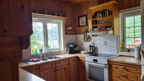 Dapur atau dapur kecil di Sunndalsfjord Cottages Fredsvik Meisalstranda 455,506 og 508