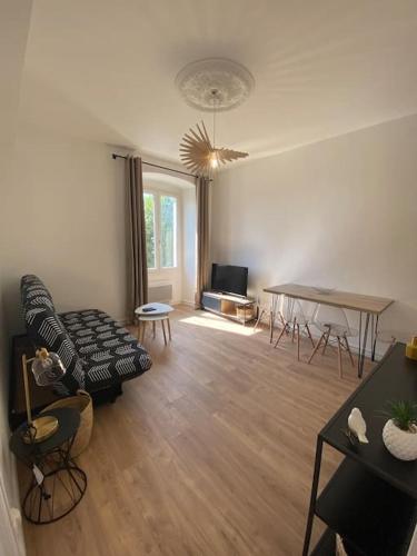 un salon avec un canapé et une table dans l'établissement Corte magnifique T2 45m2 neuf 5 personnes place st marcel hyper centre wifi lave linge tv, à Corte
