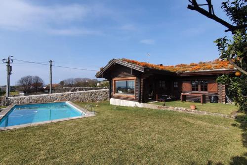 Πισίνα στο ή κοντά στο Encantadora moradia T1, com piscina e vista mar a 500m da praia