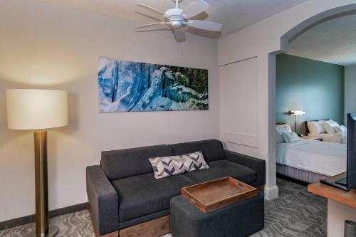 un soggiorno con divano e letto di SpringHill Suites by Marriott Fairbanks a Fairbanks