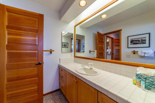 Ванная комната в 530- Snowcreek Spa Golf 2BR Condo