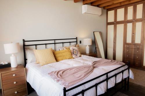 a bedroom with a large bed and two lamps at Casa de lujo, hasta con cine privado in San Miguel de Allende