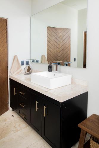 a bathroom with a white sink and a mirror at Casa de lujo, hasta con cine privado in San Miguel de Allende