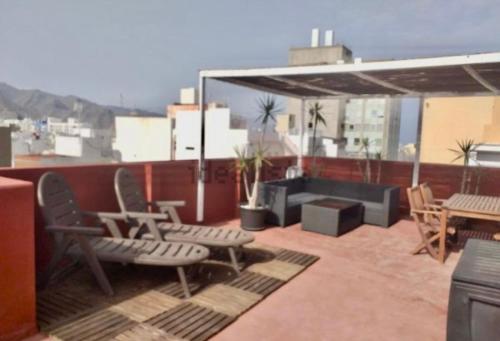 patio z krzesłami i stołami na dachu w obiekcie The7penthouse w mieście Santa Cruz de Tenerife