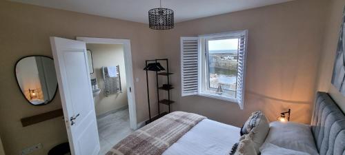 Ένα ή περισσότερα κρεβάτια σε δωμάτιο στο The Quays Apartment