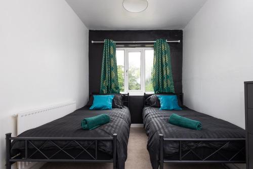 Tempat tidur dalam kamar di Easterly Contractor Home - Free Parking, Self Check-in, Wi-Fi, Pool Table, Table Tennis, Air Hockey, Excellent Access to Leeds Centre