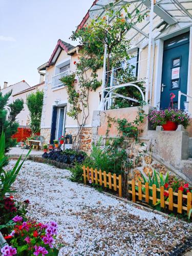 Foto Comfortable House 100m2, 20 min from Paris with BBQ and private shared garden 1