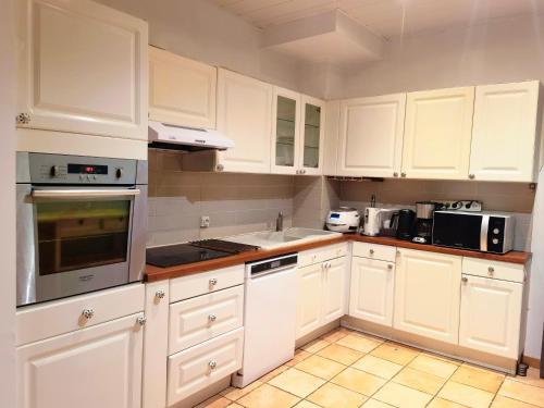 Kuchyň nebo kuchyňský kout v ubytování Comfortable House 100m2, 20 min from Paris with BBQ and private shared garden