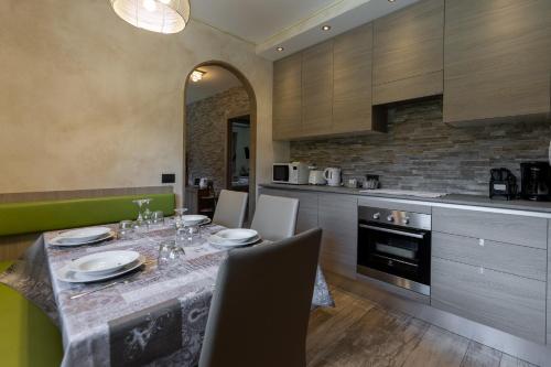 een keuken met een tafel met stoelen en een eetkamer bij Chalet Sunshine in Livigno