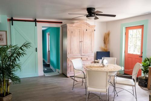 uma sala de jantar com uma mesa e cadeiras e uma ventoinha de tecto em Isle See You At the Beach em Emerald Isle