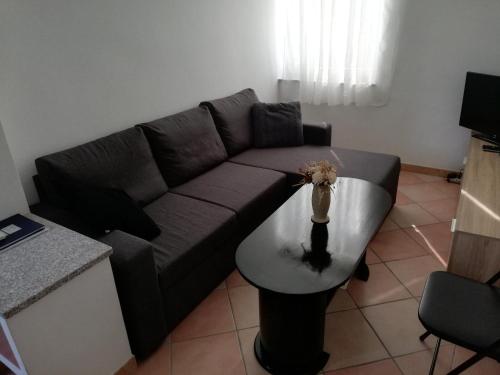 ein Wohnzimmer mit einem Sofa und einem Tisch in der Unterkunft Apartment Antonia in Dobova