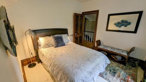 Tempat tidur dalam kamar di Blue China Room in a 150-Year-Old Victorian House