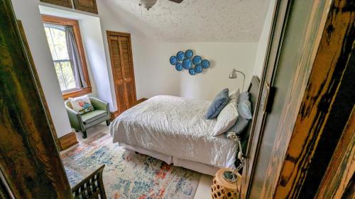 Una cama o camas en una habitación de Blue China Room in a 150-Year-Old Victorian House