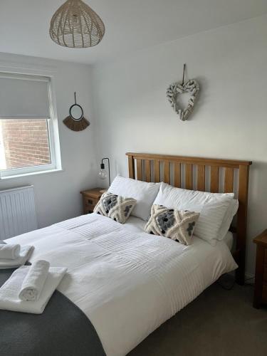 um quarto com uma cama grande com lençóis brancos e almofadas em Dolphin view em Spittal