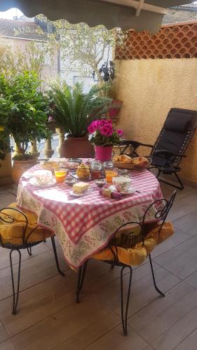 una mesa con comida en el patio en Chambre d'hôtes chez Claude Bardou en Lacrouzette