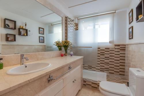 uma casa de banho com um lavatório e um WC em Villa Duquesa em Manilva