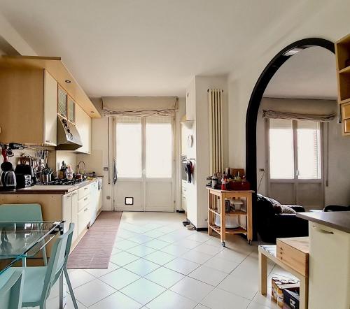 uma cozinha com uma mesa e uma bancada em Appartamento 150 mq vicino al mare em Cattolica