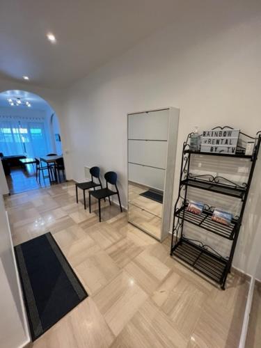 une chambre avec des chaises et un miroir dans l'établissement Jardin sur la Promenade des Anglais, à Nice