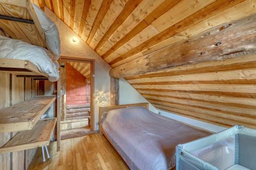 1 dormitorio con 2 literas y techo de madera en Chalet au bord d'un étang privé, Massif du Sancy, en Picherande
