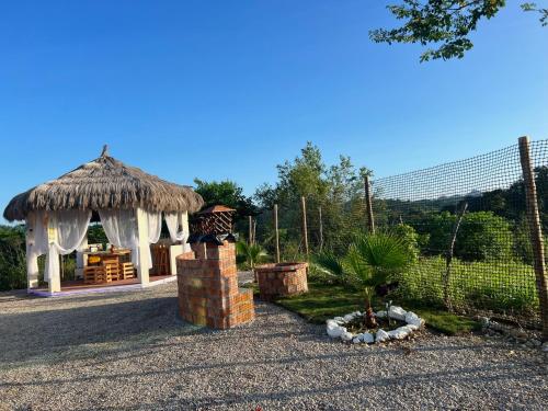 un petit pavillon avec un toit de paille dans l'établissement Cerro Beach, à Sinchal