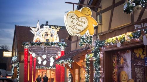 a store front with christmas lights and christmas decorations at l'Aphrodite in Huttenheim
