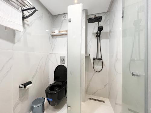 uma casa de banho com um WC preto e um chuveiro em Appartement VIP Panoramic Sea view et deluxe em Al Hoceïma