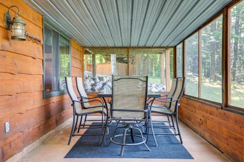 Fotografie z fotogalerie ubytování Lakefront Townsend Cabin with Fire Pit, Private Dock v destinaci Townsend