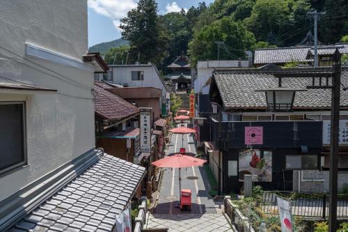 El barrio en el que está el ryokan o un barrio cercano