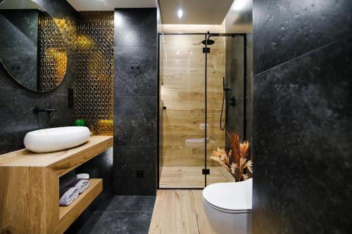 La salle de bains est pourvue d'une douche, de toilettes et d'un lavabo. dans l'établissement Good rest in 52, à Zator