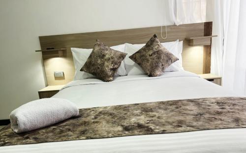 Ένα ή περισσότερα κρεβάτια σε δωμάτιο στο hotel versalles