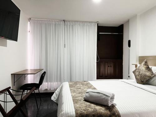 Ένα ή περισσότερα κρεβάτια σε δωμάτιο στο hotel versalles