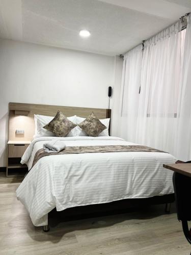 Ένα ή περισσότερα κρεβάτια σε δωμάτιο στο hotel versalles